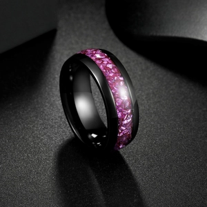 Bague en titane noir poli avec bande incrustée d'améthyste violette scintillante