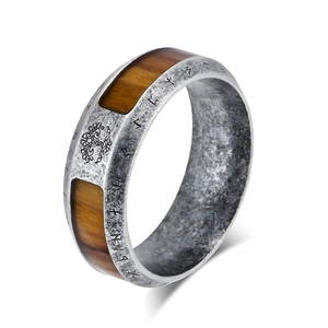 Dettaglio macro di anello vichingo con albero della vita, rune e intarsio in occhio di tigre