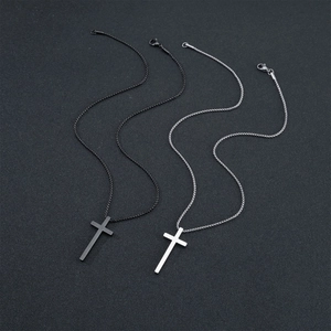 Colliers croix en acier titane minimalistes en noir mat et finition argent poli