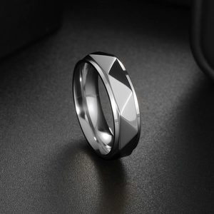 Bague moderne en acier inoxydable argenté avec surfaces géométriques facettées