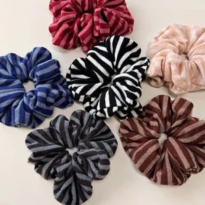 Chouchou Rayé en Tricot Automne Hiver pour Femmes Rétro Fait à la Main Grand Élastique à Cheveux Accessoires de Cheveux en Tissu Doux