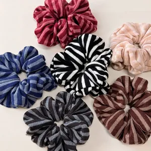 Lot de six chouchous en tissu rayé aux couleurs d'automne comme le bordeaux et le bleu