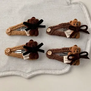 Lot de quatre pinces à cheveux ours en tricot fait main avec nœuds et boutons