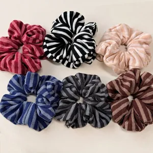 Lot de 6 chouchous tricotés à rayures en plusieurs couleurs pour une coiffure élégante