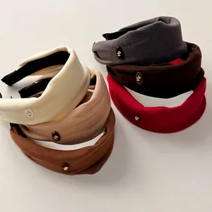 Set di cerchietti spessi in velluto in colori neutri con emblema di cavallo dorato