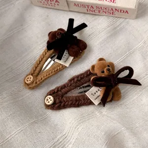 Barrette à Cheveux BB en Laine Tricotée Ours Mignon pour Femmes Filles Doux Fait Main Automne Hiver Nœud en Peluche Épingle à Cheveux Accessoire de Coiffure