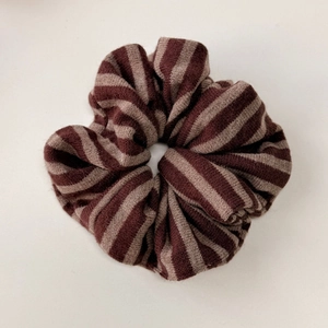 Détail de la texture en maille et des rayures marron sur ce chouchou volumineux
