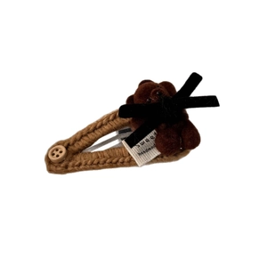 Pince à cheveux ours tricoté marron avec nœud en velours et bouton bois pour femme