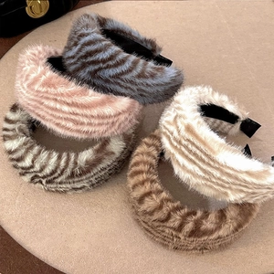 Serre-têtes larges en peluche à motif léopard pour femmes avec texture en fausse fourrure