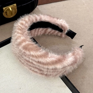 Gros plan détaillé d'un serre-tête en peluche rose avec texture de fourrure douce