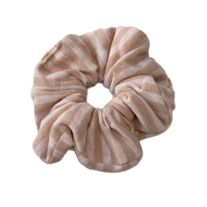 Chouchou en tricot rayé beige et rose, accessoire de cheveux tendance pour l'hiver