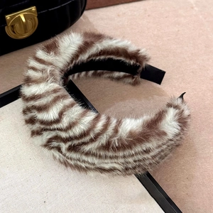 Serre-tête d'hiver en peluche léopard avec bord large et texture animale douce pour femme