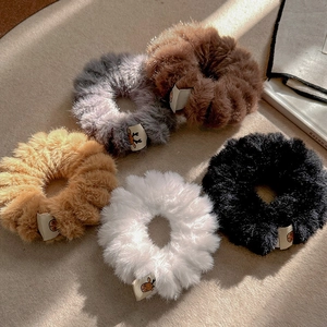 Lot de cinq chouchous en peluche aux couleurs d'automne avec étiquette élan