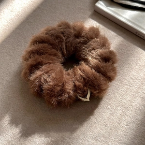Chouchou en fausse fourrure marron avec boucle en métal doré en forme de V de luxe