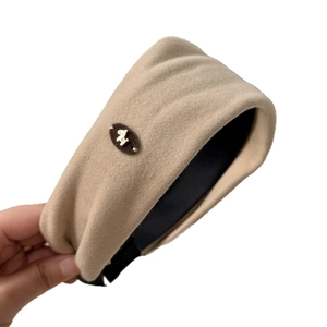 Elegante cerchietto largo beige con emblema di cavallo dorato per effetto volume alto