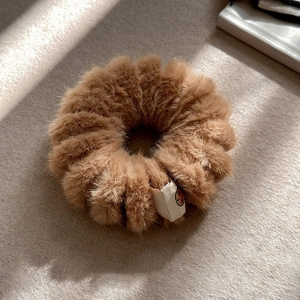 Chouchou géant en peluche marron foncé avec étiquette tissée minimaliste pour femme