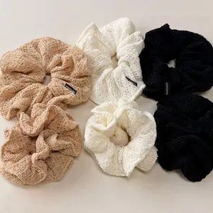 Chouchous en dentelle crochetée beige, blanc et noir avec étiquettes faites main