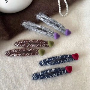 Lot de six pinces à cheveux en tricot avec cœurs colorés pour un style hivernal doux