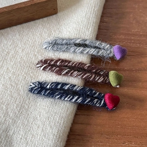 Lot de trois barrettes à cheveux tricotées avec motifs de cœurs et spirales colorées