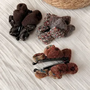 Lot de trois barrettes banane à nœuds tricotés en marron, gris et tons rouge-brun d'hiver