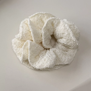 Gros plan sur la texture en dentelle blanche française de ce chouchou vintage élégant