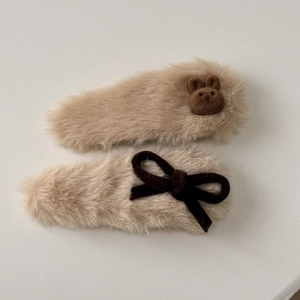 Detail shot of plush khaki hair clips set featuring a cute brown bear and a velvet bow