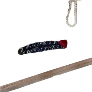 Barrette en tricot rayé avec détail cœur rouge 3D sur fond blanc épuré