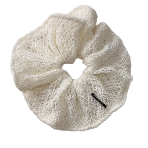 Chouchou rétro français en dentelle blanche ajourée avec texture crochet et étiquette noire