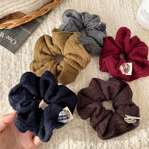 Lot de 5 chouchous en tricot aux couleurs d'hiver avec breloques cœur et texture côtelée