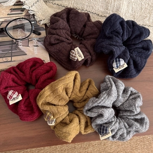 Lot de cinq chouchous en tricot avec breloque cœur et texture verticale, couleurs variées