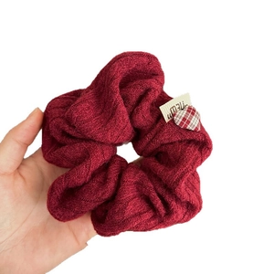 Chouchou en tricot bordeaux avec breloque cœur à carreaux et étiquette beige