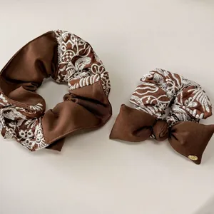 Lot de chouchous marrons avec broderie florale blanche et détail de nœud classique