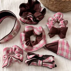 Parure d'accessoires cheveux à carreaux roses avec chouchous et serre-tête rétro