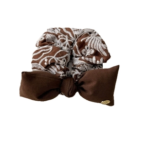 Chouchou marron style coréen avec nœud, broderie blanche et plaque logo dorée élégante