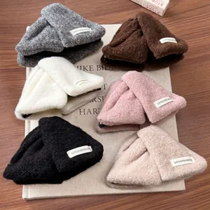 Pince à Cheveux Triangle en Peluche Hiver Rétro Douce Fausse Fourrure Shark Clip Élégante pour Cheveux Épais Femme