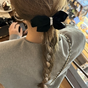 Elegante Fluweel Strik Haarclip Met Glinsterende Strass Franse Stijl Handgemaakte Veerclip Haaraccessoires Voor Vrouwen