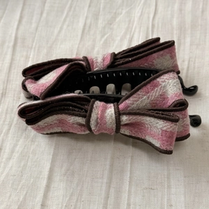 Barrette banane à carreaux rose et gris avec nœud élégant pour queue de cheval chic