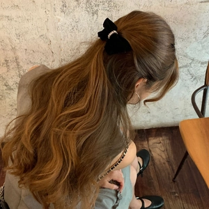 Elegante zwarte fluwelen haarspeld met strik en kristallen gedragen door model