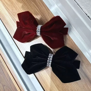 Fluwelen strik haarclips in zwart en wijnrood met luxe strass kristal versiering