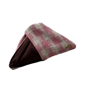 Pochette triangulaire en tweed à carreaux rose et gris avec plaque Love