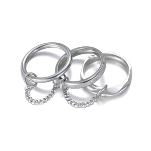 Driedelige zilveren stapelringset met gladde, matte en geometrische banden en kettingen
