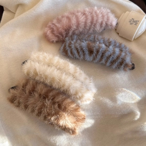 Lot de quatre pinces à cheveux en peluche léopard aux couleurs pastel douces pour l'hiver