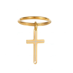 Bague multicouche dorée avec pendentif croix, finitions mate et polie pour un style chic