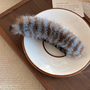 Pince banane en peluche à motif léopard bleu et marron pour coiffure en queue de cheval