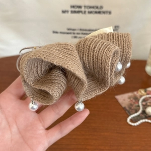 Pince à cheveux marron en tricot avec perles blanches élégant accessoire pour l'hiver