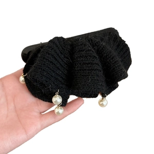 Pince à cheveux tricotée noire d'hiver avec perles suspendues et design plissé