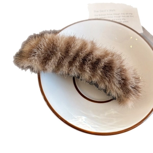 Pince banane en peluche léopard pour femme avec texture douce et dents noires robustes