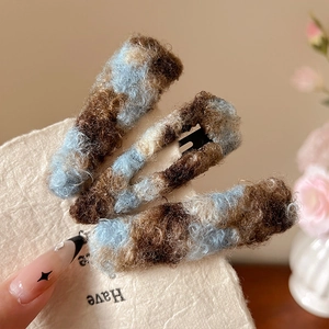 Lot de trois pinces à cheveux d'hiver en peluche bleue et beige sur carte support