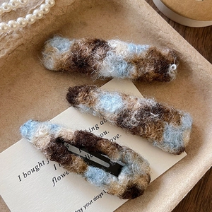 Lot de trois barrettes à cheveux en fausse fourrure bleue et beige pour femme