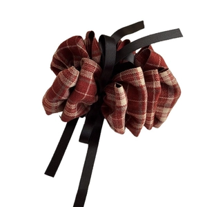 Vintage rode geruite scrunchie met strik en lange zwarte linten voor paardenstaart